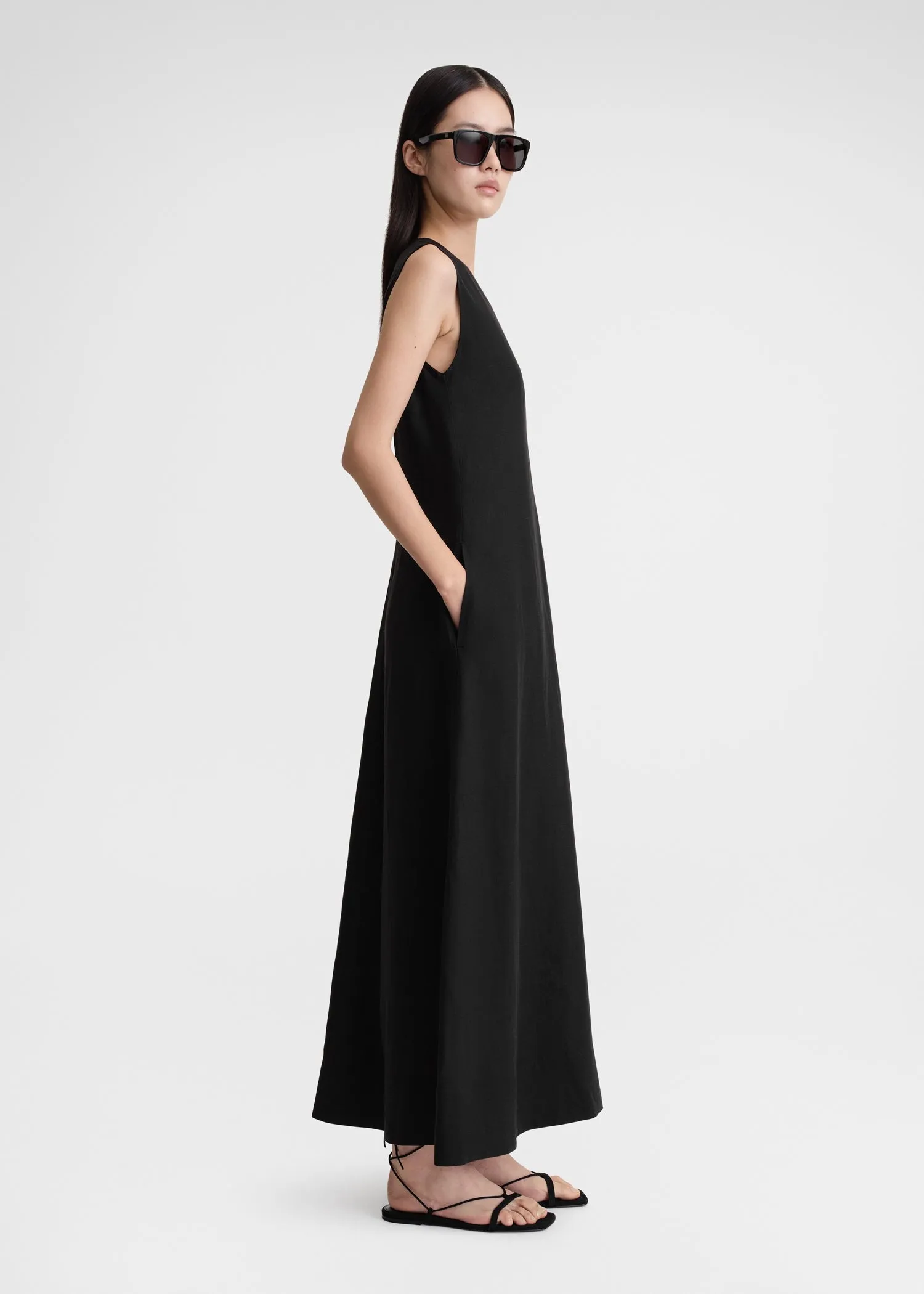 Fluid V-neck dress black